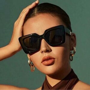 Chic Black Sunglasses